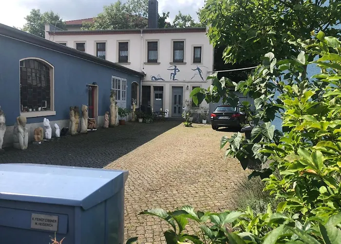 Kunstoase am blauen Haus
